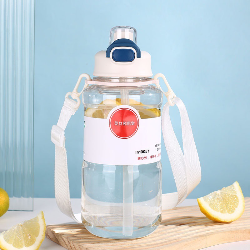 Taza de plástico de grado alimenticio doble taza de agua con mango de cinturón taza de agua conveniente con taza de escala moderna simple sin