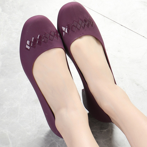 Thick heel, non-slip, fashionable Internet celebrity sandals, comfortable and casual, mom style, versatile waterproof outer wear mid-heel for women in summer