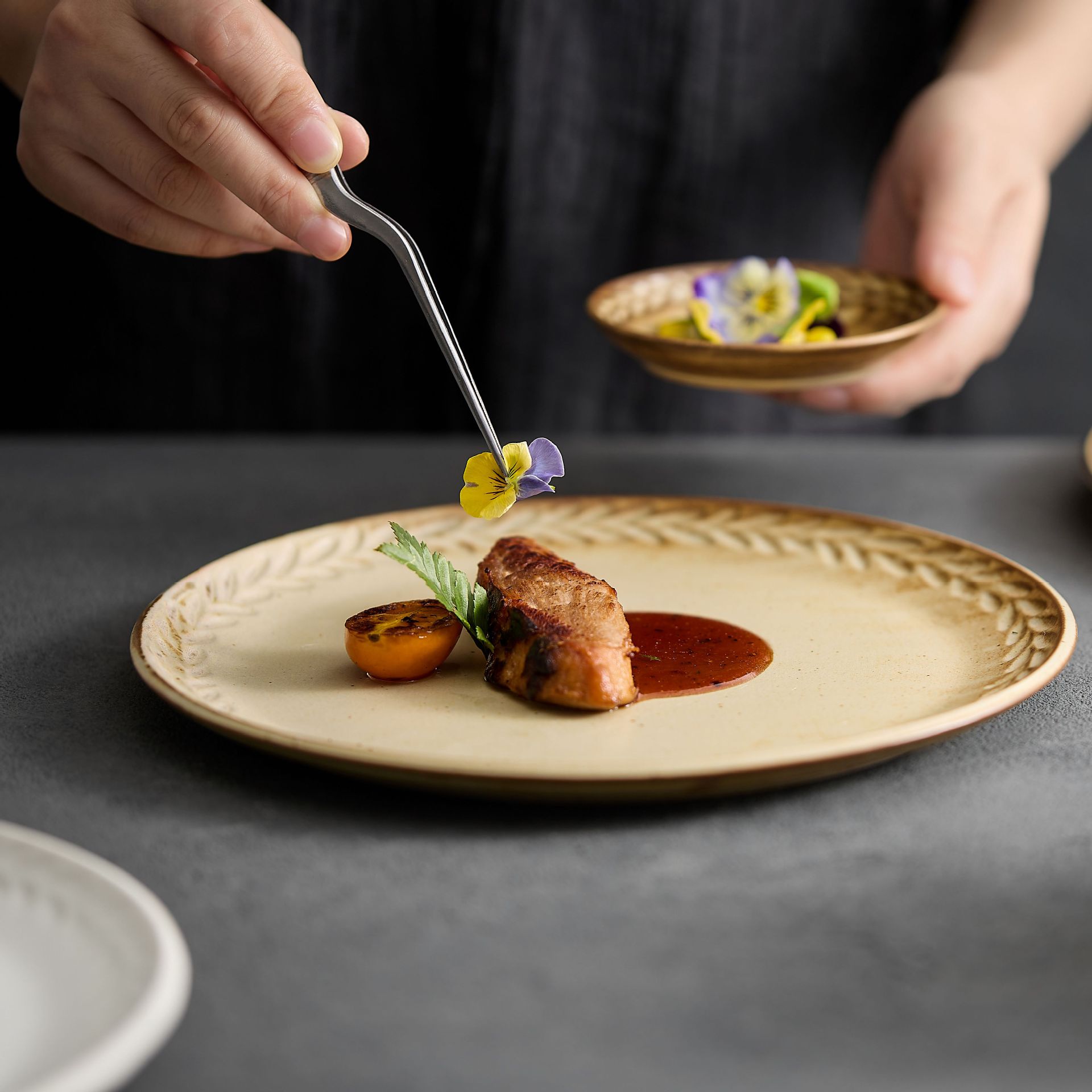 Plato de impresión de alta gama restaurante plato de filete de hotel plato de comida occidental de lujo ligero plato de cerámica de alta calidad plato poco profundo