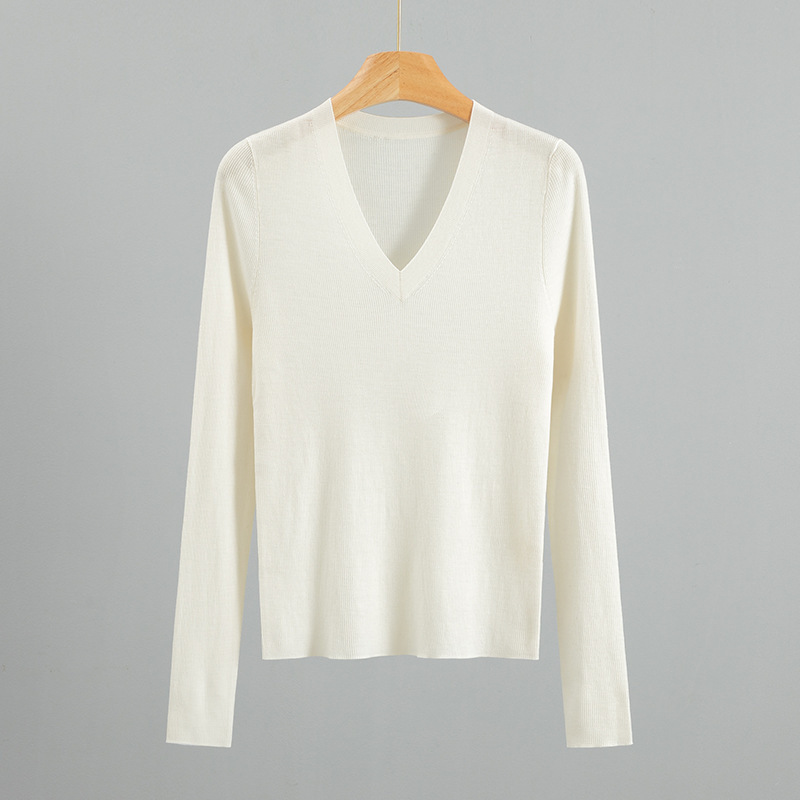 Craftsmanship and Meticulous Workmanship: 18-Gauge Hand-Stitched German Yangzi 80-Count Golden Merino Wool V-Neck Long-Sleeve Base Layer Shirt Craftsmanship and Meticulous Workmanship: 18-Gauge Hand-Stitched German Yangzi 80-Count Golden Merino Wool V-Neck Long-Sleeve Base Layer Shirt