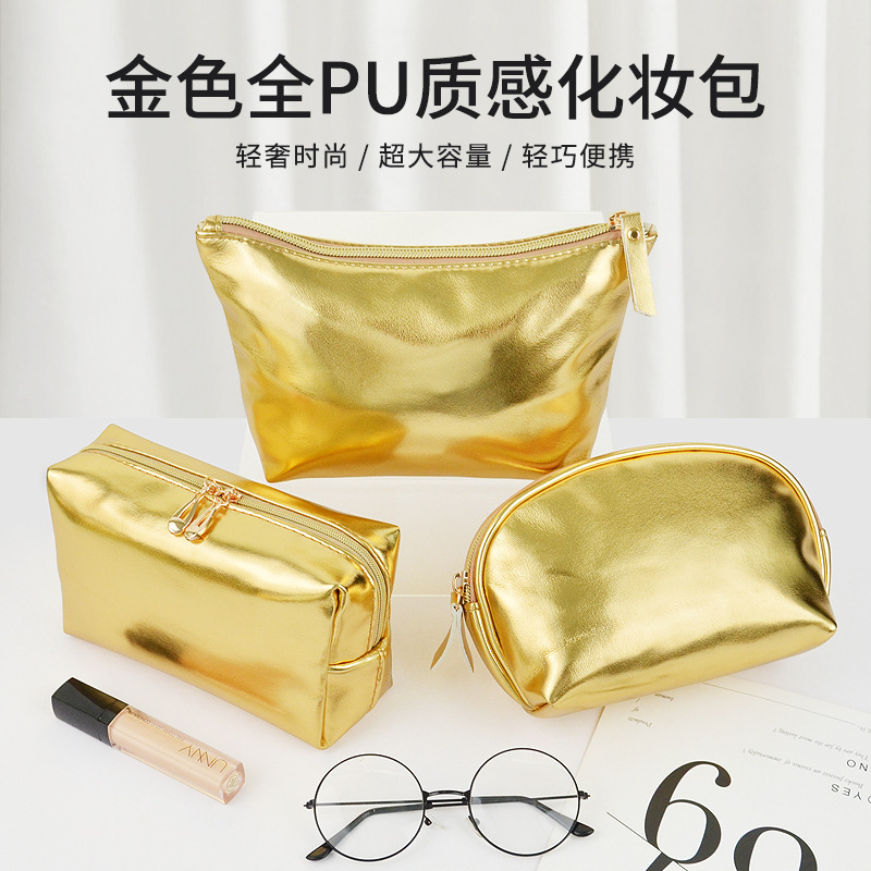 金色のキラキラ全pu質感手は化粧バッグを持っています。|undefined