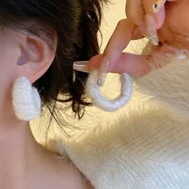 毛绒耳圈女秋冬款气质2023年新款潮适合冬天的耳环小众设计感耳饰