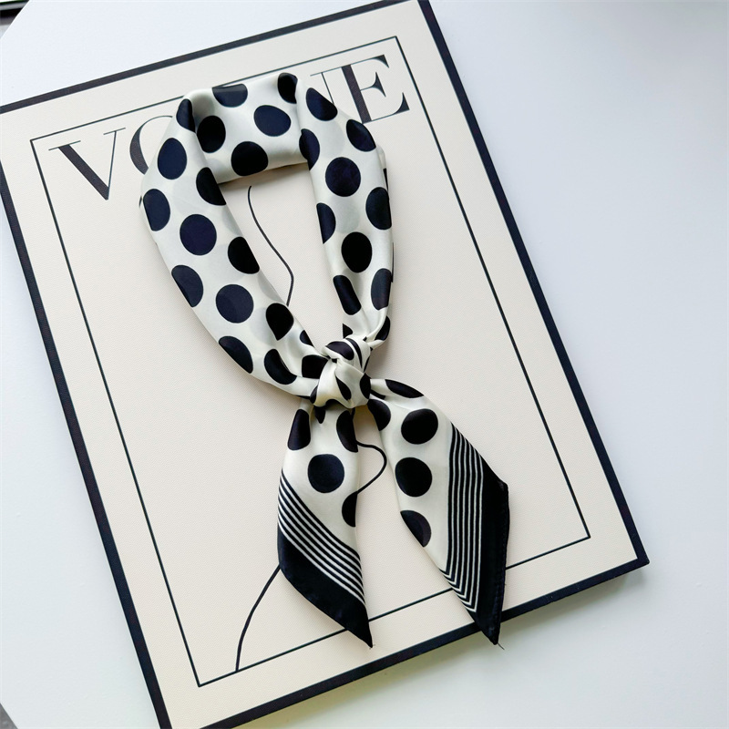 Primavera y verano nueva bufandas de impresión de letras de satén 70 × 70 bufandas de seda pequeñas bufandas cuadradas de alta calidad bufandas de estilo francés