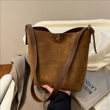 秋冬水桶包复古麂皮绒大容量托特包女2025新款百搭单肩斜挎子母包