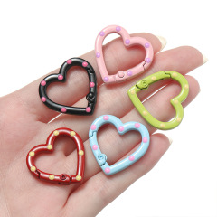 カラー手描きの愛のスプリングは両面の漆のキャンディーの色の開口の鍵を掛けてdiyのアクセサリの部品を掛けます。