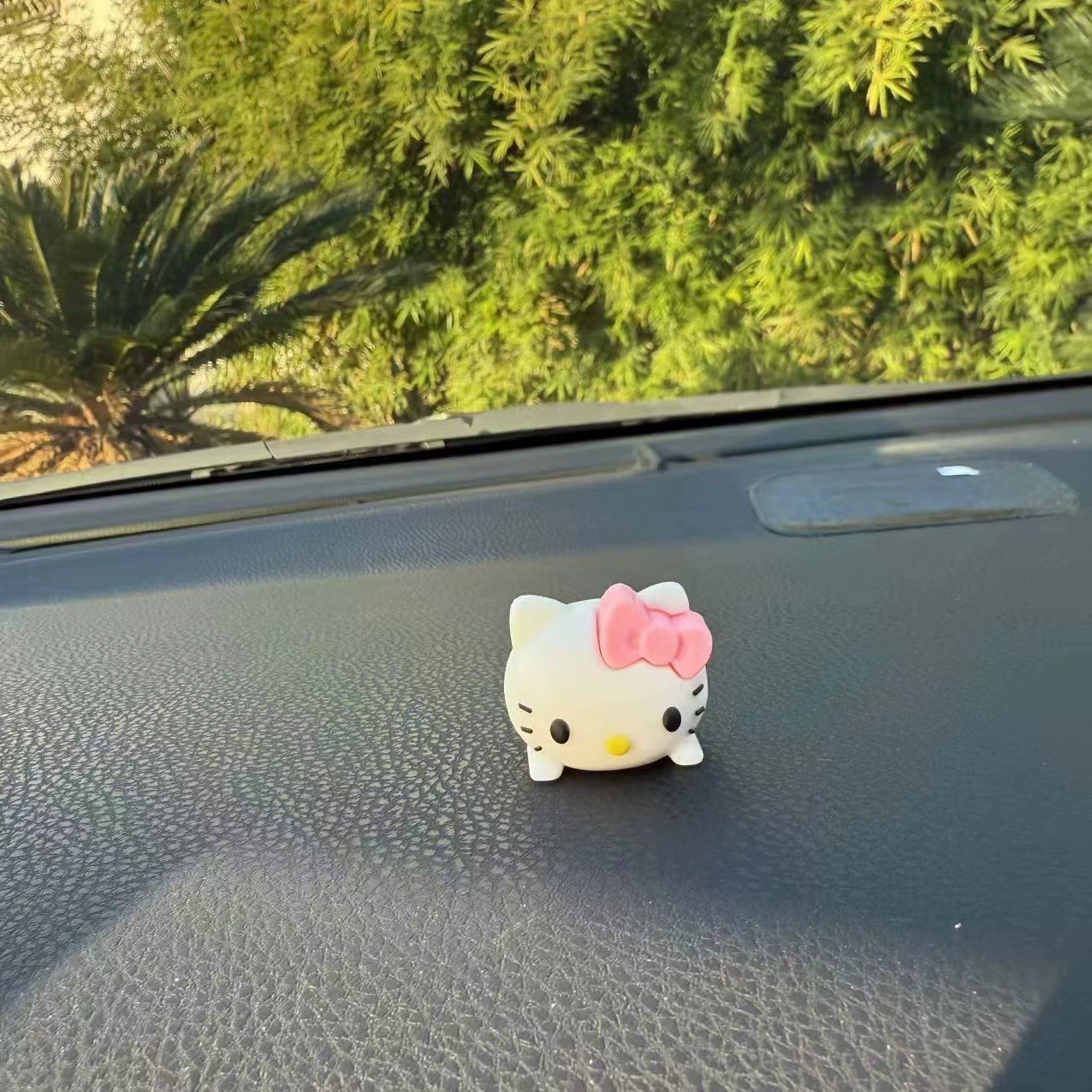 Оптовая продажа милых плюшевых игрушек Sanrio: украшения для автомобиля в виде кота Китти, декор для электромобилей, объемные куклы из мягкого ПВХ и резины
