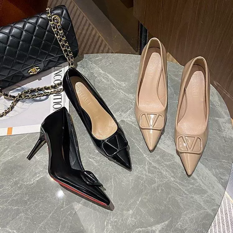 Темперамент лакированная кожа обнаженная светло-рот леди одиночные туфли женщины весна и осень 2024 новая мода на каблуках на высоком каблуке