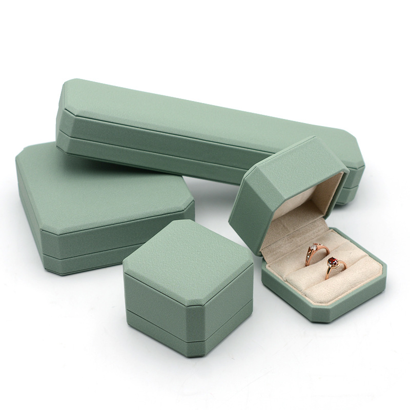Caja de anillo de madera octogonal verde pálido PU cuero collar caja de brazaletes caja de cadena larga caja de pendientes