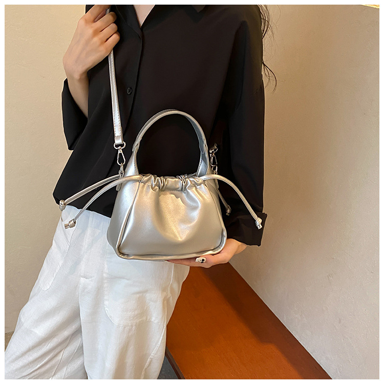Korean version fashionable drawstring handbag for women 2024 new large capacity bucket commuting versatile shoulder_voghion.com