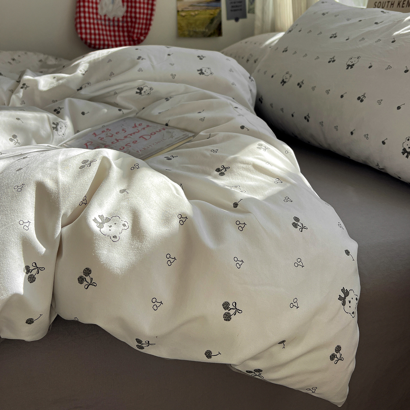 Una clase de cama ultra suave cuatro piezas de grado madre-infantil puede dormir desnudo sábanas cubierta de cama dormitorio de estudiantes tres piezas