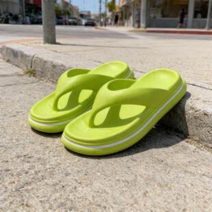 �ɶ����������⴩�ļ�Ů��ٴ�r�к������ƽ��ɳ��eva����Ь