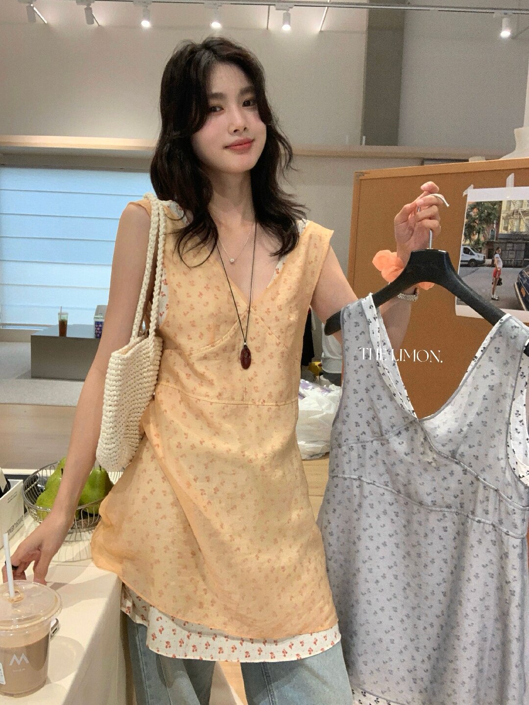 Đầm suông nữ cổ V họa tiết hoa tay loe phối ren — màu cam, màu xám chi tiết 38