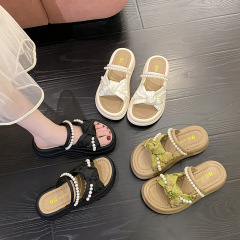 厚い底の真珠のスリッパの女性は2025年の夏の新型の1字型の交差する靴の底の冷たいスリッパの女性の卸売りを着ます。
