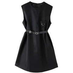 南油p家の高品質24s夏の新商品の三角マークの黒いワンピースの女性の小さい背の気質のファッションは年齢を減らします。