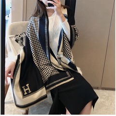新商品の千鳥格のアルファベットのジャカードのマフラーの女性の冬の韓国版の百合の厚いマフラーはカシミヤの保温のマントの潮をまねます。