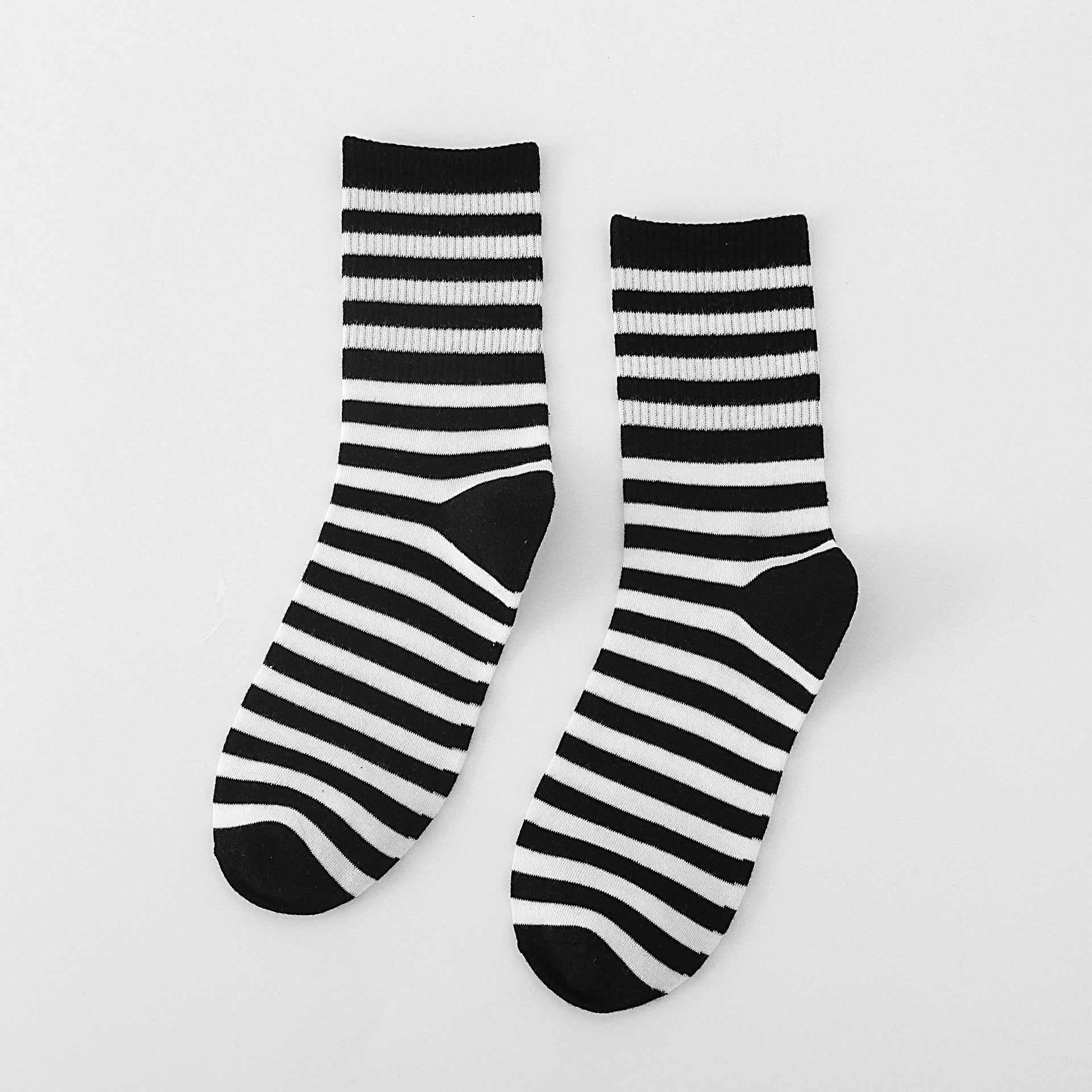 Four Seasons Nuevo tubo de tubo medio, vacas con manchas, calcetines de moda ins, absorbentes de sudor, lindos calcetines de mujer a rayas de color sólido japonés, al por mayor