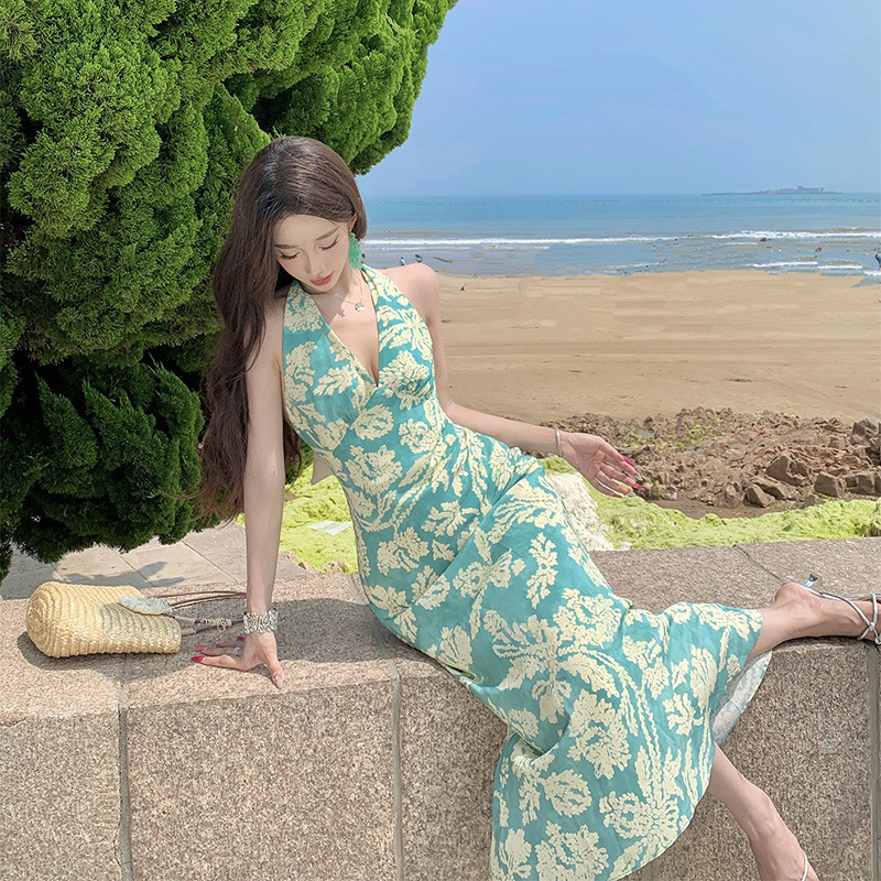 杨凯雯同款孔雀蓝V领碎花挂脖吊带连衣裙女夏南法度假风露背长裙|undefined