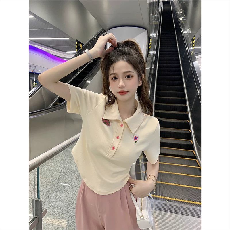 Дизайн Сладкая и горячая короткая футболка женская 2023 летняя новая приталенная с V-образным вырезом и вышивкой с короткими рукавами на плечах шикарная модная ниша