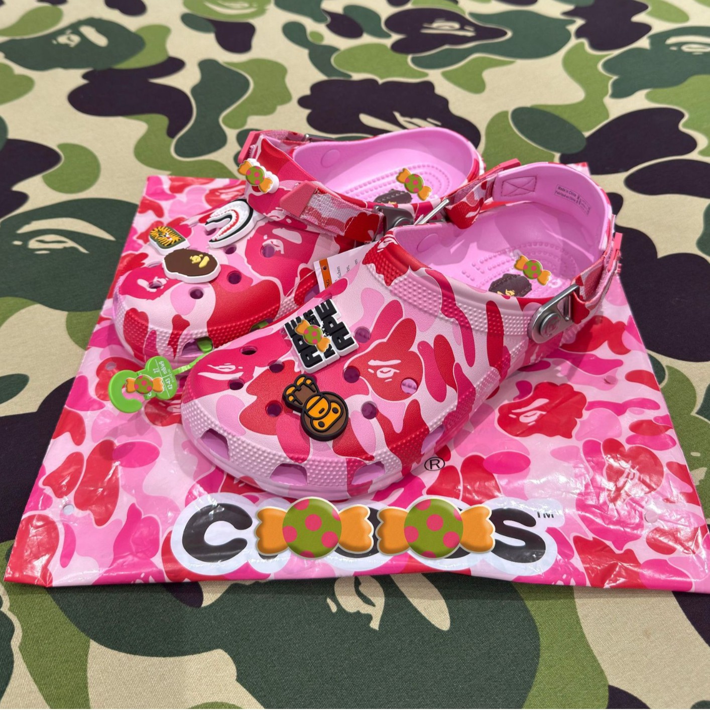 Cabeza de mono en stock, zapatos de camuflamiento de pareja, zapatillas de playa antideslizantes frías al por mayor.