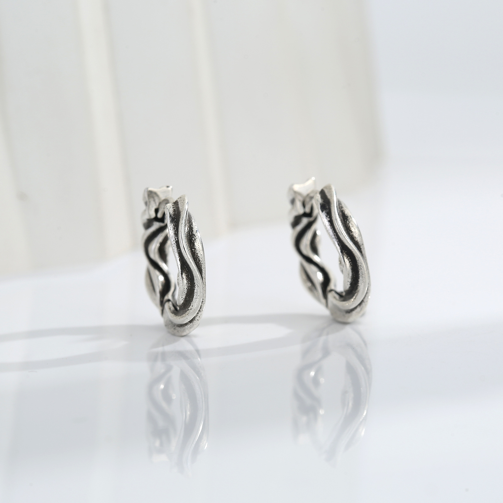 Silver-Plated Mobius Hoop For Men And Women, Trendy Studs With A High-End Vintage Design, Cross-Border Earrings_voghion.com