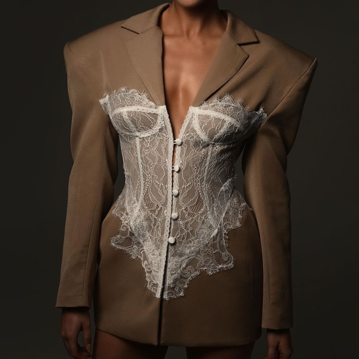 Blazer donna sfiancato con maniche lunghe per la stagione autunnale_voghion.com