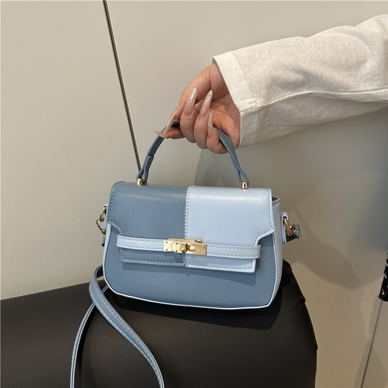 Nuevo estilo de verano de costura en 2025, nuevo estilo, temperamento de gran capacidad, mensajero simple de un solo hombro, bolso cuadrado pequeño portátil, bolso femenino