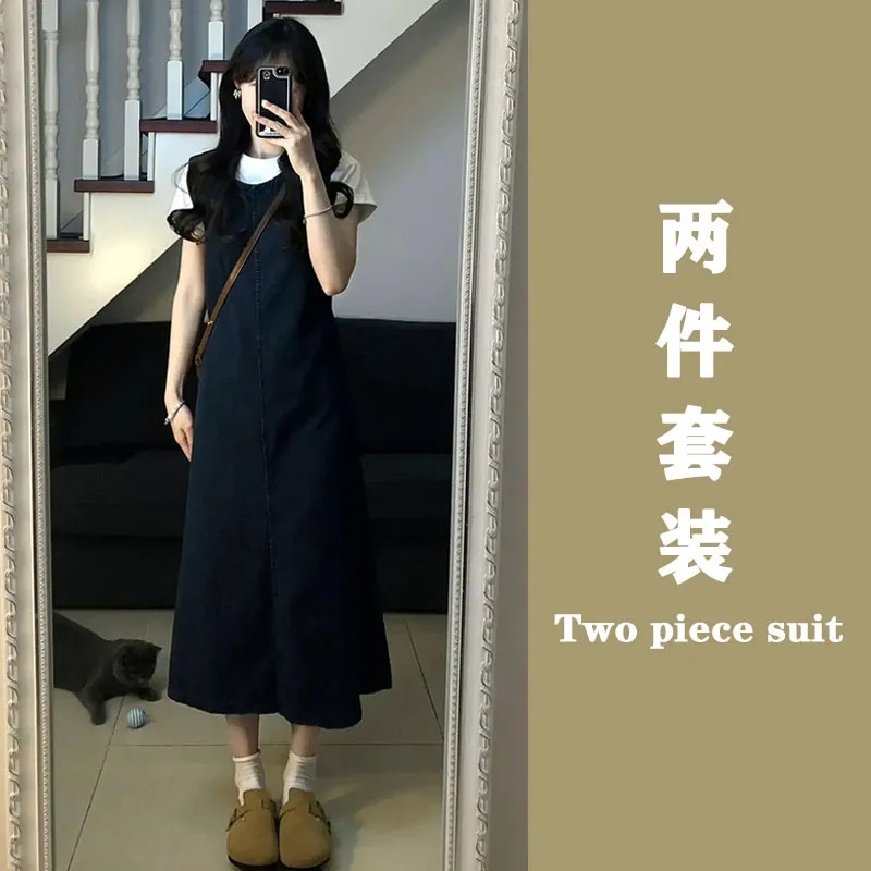 お茶のセットはワンピースを着ています。女性の夏のデザイン感があります。