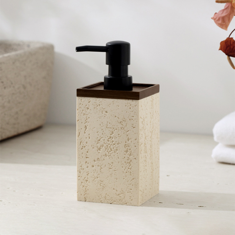 Frages de travertino, botellas de desinfectante de manos, tapas de nogal, botellas vacías de alto valor, detergente, champú, gel de ducha