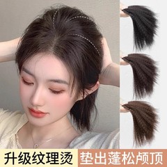 かつらの女性の頭の上に髪の根を敷いてふわふわと髪の神器の増発量をシミュレーションします。