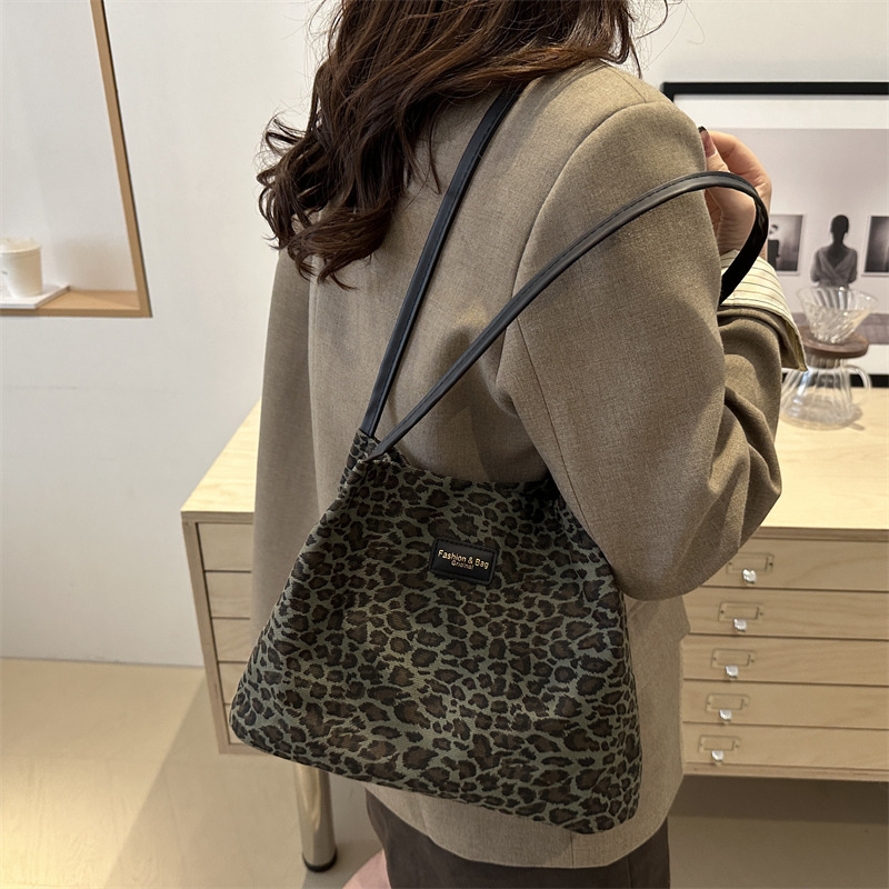 Bolsa de viaje ocio de clase de gran capacidad 2024, nueva bolsa de otoño y invierno, bolsa de estilo extranjero, bolsa de hombro con patrón de leopardo.