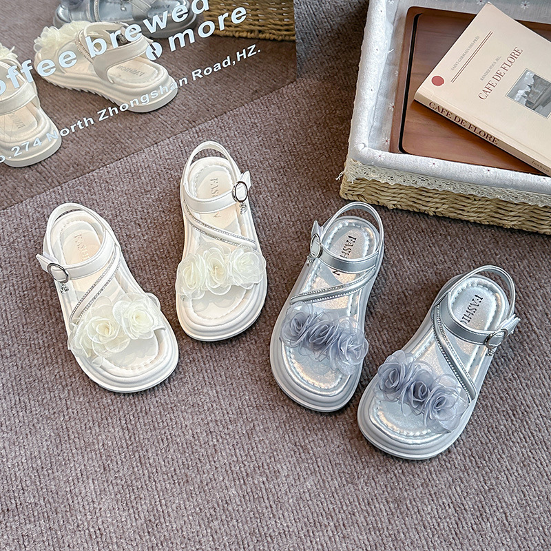 Niñas flores princesa sandalias de verano 2026 nuevas zapatos de playa antideslizantes de suela suave para niños zapatos romanos de niña image 1