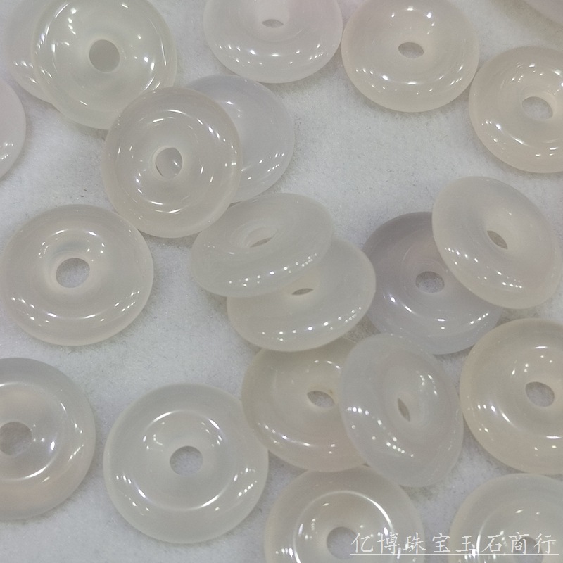 도매 하이 아이스 호스 소재 화이트 칼세도니 20MM 피스 버클 펜던트 조각 화이트 아게이트 피스 버클 펜던트 액세서리