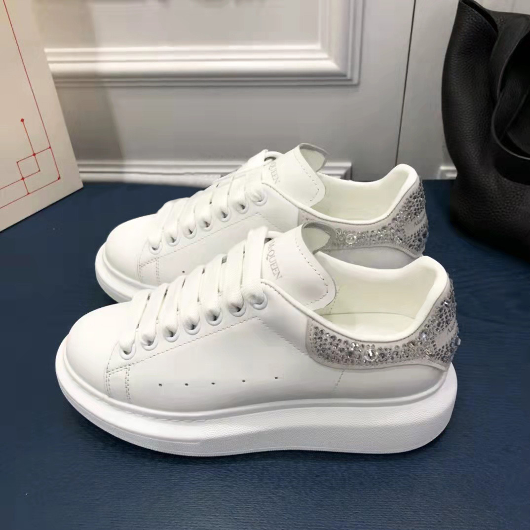 Versión superior de gama alta brillante diamante McQueen blanco zapatos de las mujeres flash diamante piel de vaca gruesa inferior aumento versátil deportes par zapatos casuales hombres