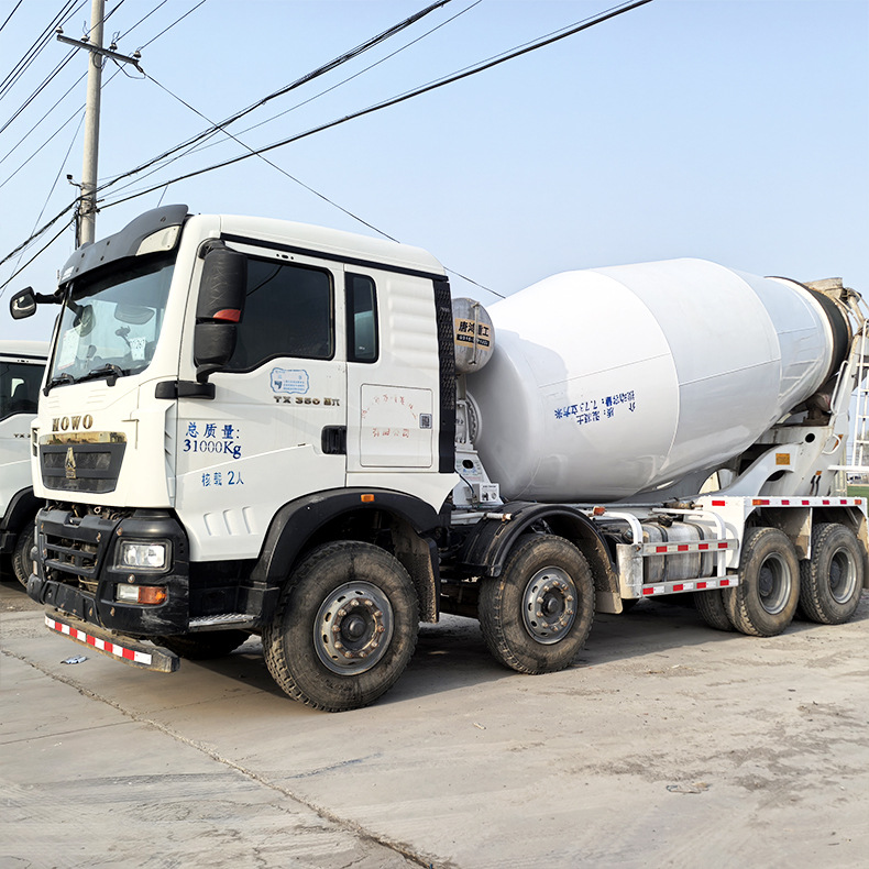 Selling Sinotruk Howo 14-cubic-meter commercial concrete mixer truck, concrete mixing tank truck, cement mixer truck, available in stock
