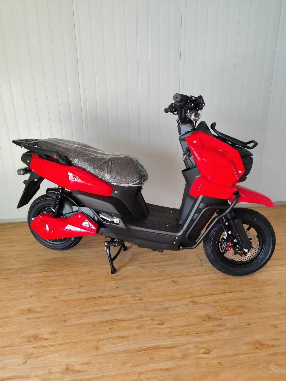 New Model of Tank-Style Electric Vehicle for Adults, High-Speed Electric Motorcycle, Long-Distance King, Hill-Climbing King, Electric Scooter, Electric Motorcycle Factory