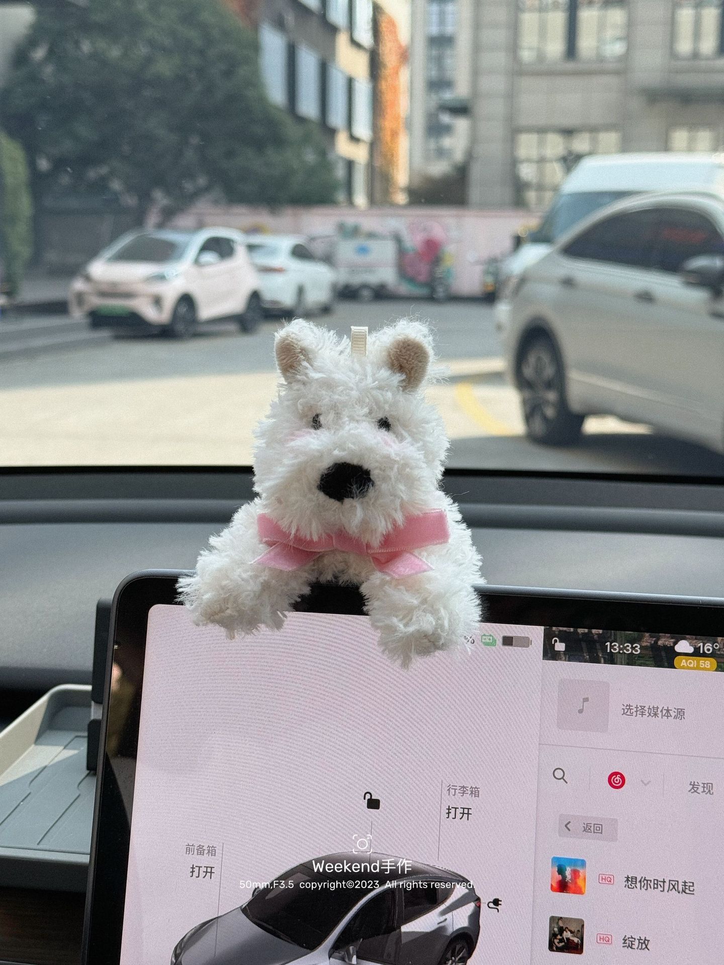 Adornos de la pantalla de control central del automóvil West Highland lindo perro en el automóvil, accesorios de decoración para niñas para muñecas Tesla