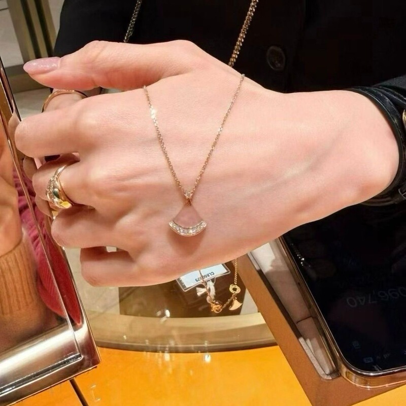 New Limited Edition Small Skirt-Shaped Necklace for Women, High-End Gold Version, Cnc Rose Gold Pink Chalcedony Small Fan-Shaped Pendant Clavicle Chain New Limited Edition Small Skirt-Shaped Necklace for Women, High-End Gold Version, Cnc Rose Gold Pink Chalcedony Small Fan-Shaped Pendant Clavicle Chain