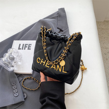 С���L���朗l����Ů�ļ�2025�¿�r���|��б���������ˮͰ��