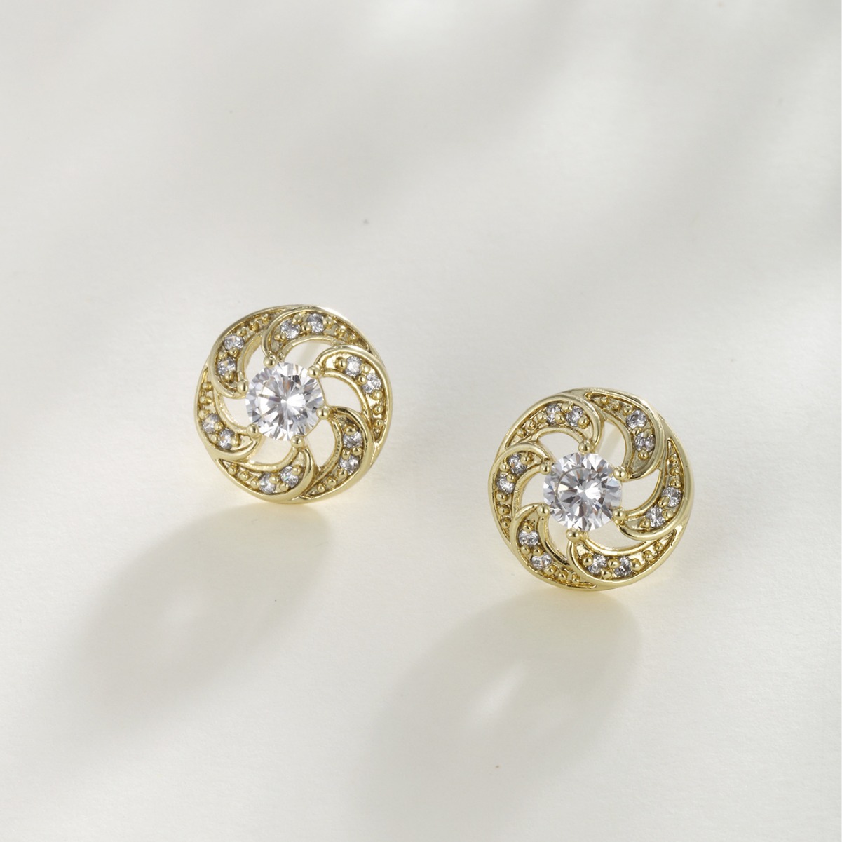 Xuping aleación dorada de zircon flor pernos de aretes de verano de alto nivel nicho ligero de lujo pendientes de diamantes al por mayor mujeres