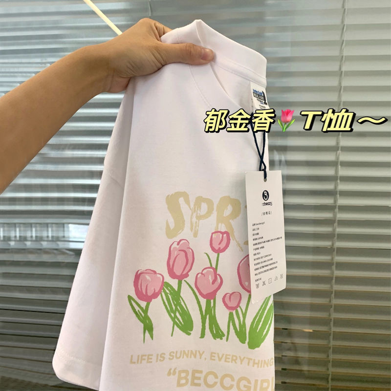 En el verano de 2023, los hombres guapos y de moda usan camisetas de manga corta de moda para hombres.