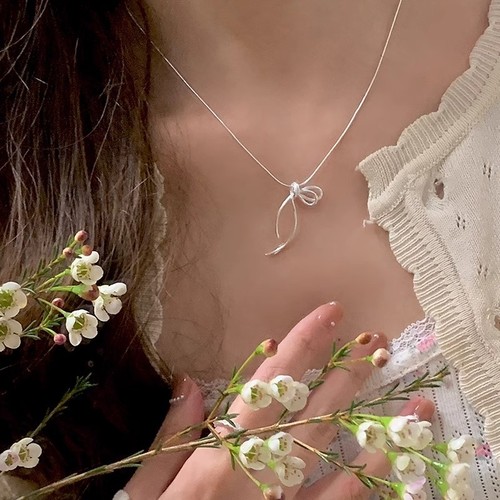 Simple ribbon knot necklace for women's geometric lines are cold and elegant, exquisite clavicle chain ins niche necklace trend