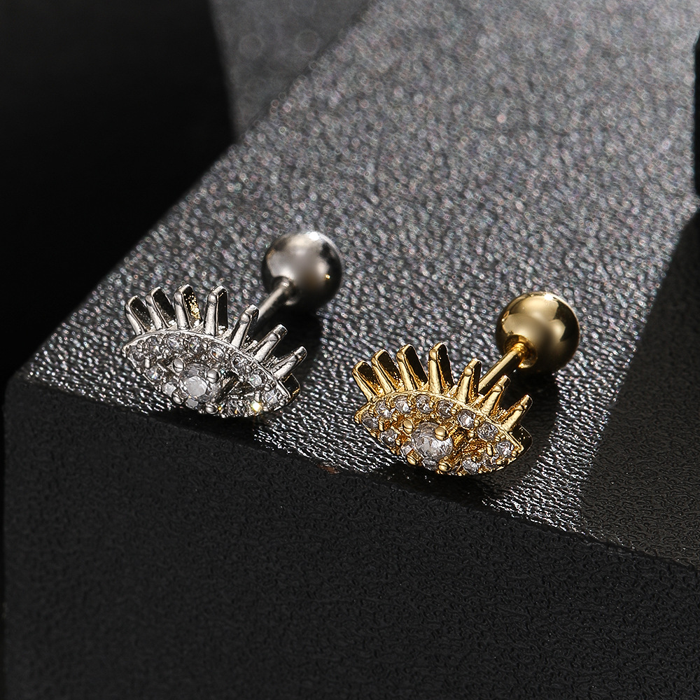 Silver pointed spike labret stud material detail