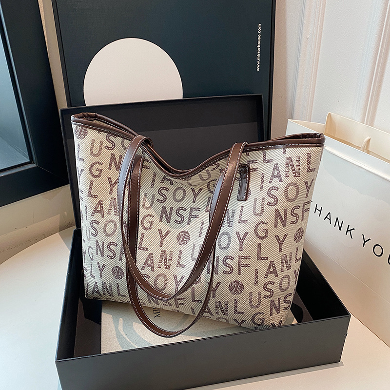 Bolsas de gran capacidad de este año, bolsas de moda populares, bolsas de viaje portátiles de hombro, invierno 2024, nueva marea de letras