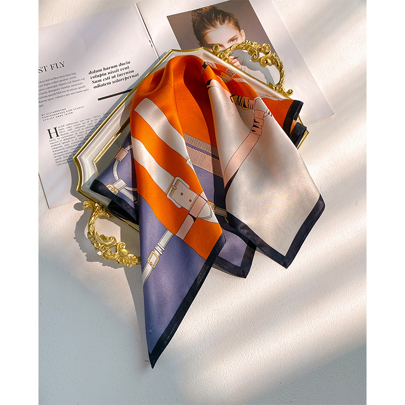 軽い豪華な北欧風の紫色の朝顔の花のプリントの绢糸のスカーフの女性の高級な気質の100% シルクの小さい方のタオル