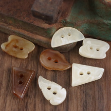 丰富异型琥珀色 仿牛角两孔纽扣羊绒大衣毛衣开衫外套时尚装饰扣