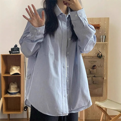 レトロな青いストライプのシャツの女性の春の新型の韓国版の気質はゆったりしていてカジュアルで痩せています。
