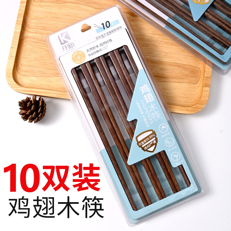 palillos de madera con paquete de alas de pollo
