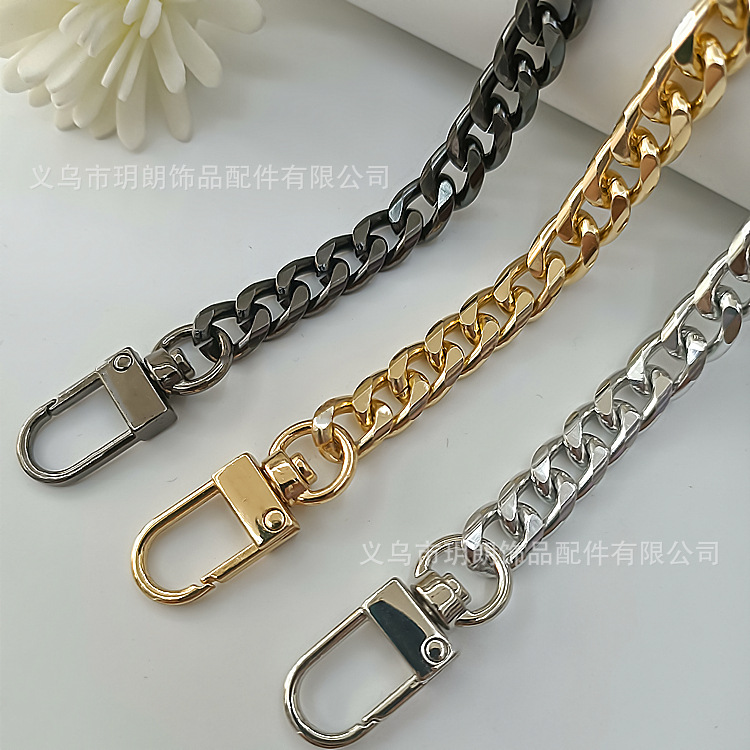 One-shoulder bag on chain