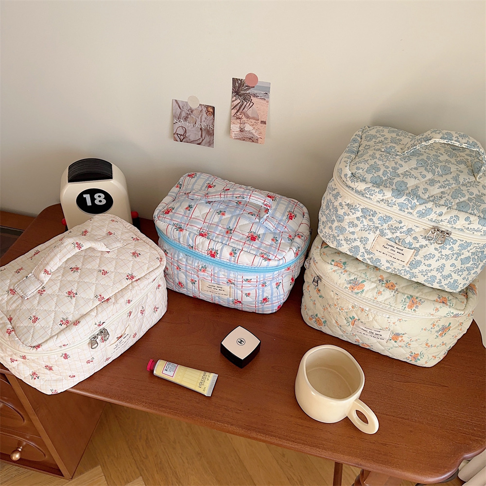 312022 Makeup bag, large-capacity storage bag for water, lotion and cosmetics, portable double-zipper toiletry bag Application Scenario
