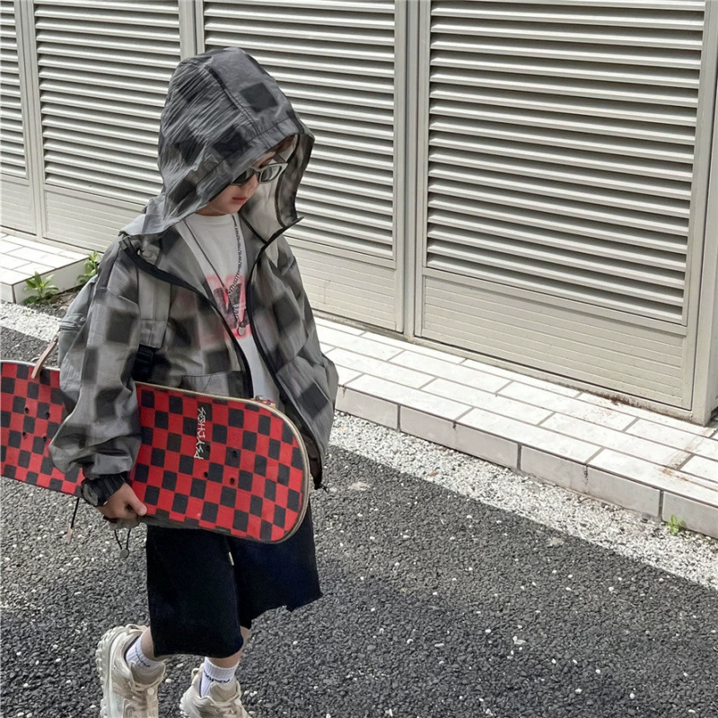 Детская летняя солнцезащитная одежда Корейская версия трендовая клетка для мальчиков слегка сморщенная ультратонкая ткань с капюшоном Детская солнцезащитная одежда